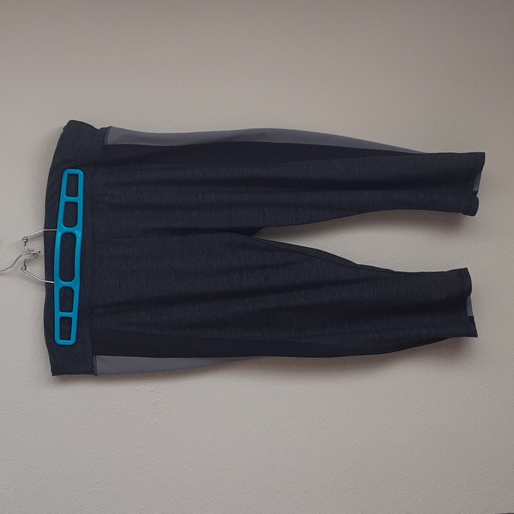 Dri Works Gray Capri Length Workout Leggings-Size L(12-14)